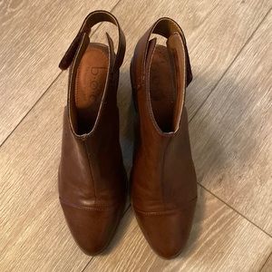 BØC clog with ankle strap all man made with memory foam worn 1x